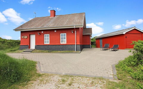 Karla - 100M from the Sea: Chalet, Jardin, Siding, Batiments Jardin, Ombre, Cour, Arrière-Cour, Pelouse, Ferme, Aménagement Paysager