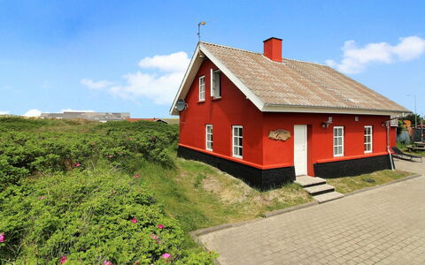 Karla - 100M from the Sea: Chalet, Jardin, Siding, Batiments Jardin, Ombre, Cour, Arrière-Cour, Pelouse, Ferme, Aménagement Paysager