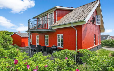 Karla - 100M from the Sea: Chalet, Jardin, Siding, Batiments Jardin, Ombre, Cour, Arrière-Cour, Pelouse, Ferme, Aménagement Paysager