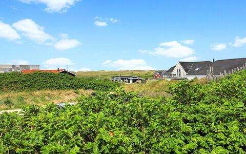 Karla - 100M from the Sea: Chalet, Jardin, Siding, Batiments Jardin, Ombre, Cour, Arrière-Cour, Pelouse, Ferme, Aménagement Paysager