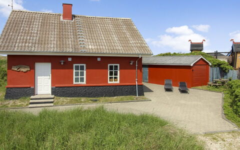 Karla - 100M from the Sea: Chalet, Jardin, Siding, Batiments Jardin, Ombre, Cour, Arrière-Cour, Pelouse, Ferme, Aménagement Paysager