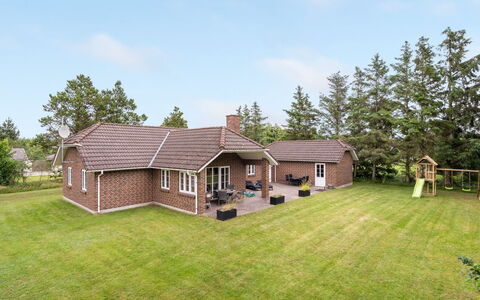 Hjalmsvider - 1Km from the Sea: Maison, Domicile, Toit, Zone Résidentielle, Chalet, Biens, Ferme, Pelouse, Aménagement Paysager, Siding