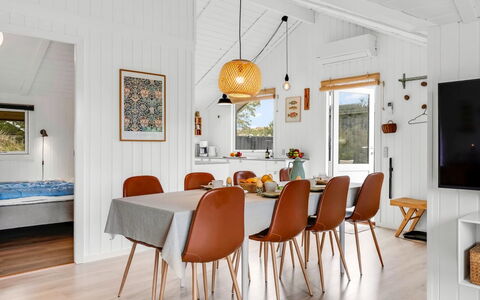 Ilsi - 1.5Km from the Sea: Bois, Design Intérieur, Domicile, Sol, Meubles, Plafond, Table Cuisine Et Salle A Manger, Parquet, Salle À Manger, Chaise