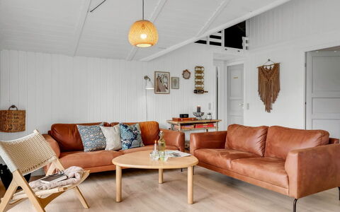 Ilsi - 1.5Km from the Sea: Bois, Sol, Meubles, Canapé, Sol, Design Intérieur, Salon, Parquet, Pièce
