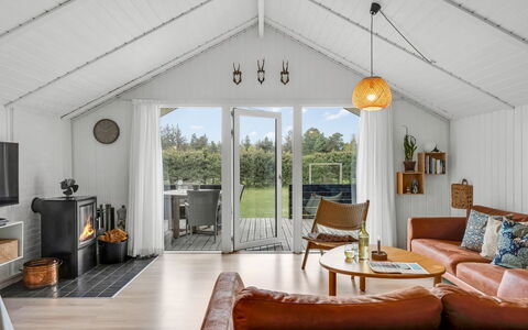 Ilsi - 1.5Km from the Sea: Bois, Plafond, Meubles, Design Intérieur, Domicile, Sol, Canapé, Salon, Chalet