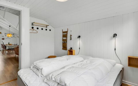 Ilsi - 1.5Km from the Sea: Design Intérieur, Bois, Plafond, Chambre, Lit, Sol, Meubles, Sol, Luminaire, Éclairage