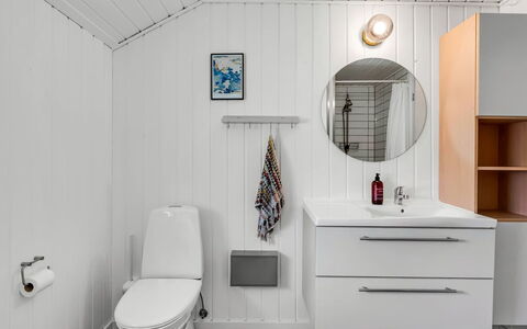 Ilsi - 1.5Km from the Sea: Luminaire Plomberie, Sol, Sol, Armoire De Toilette, Évier, Design Intérieur, Toilette, Salle De Bains, Plomberie, Lavabo