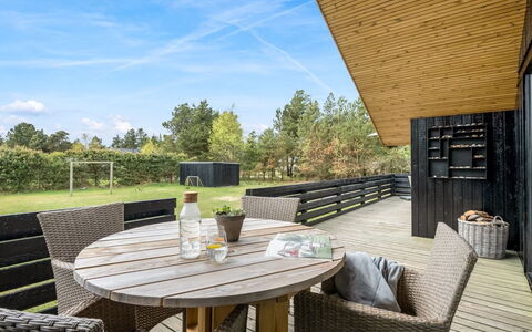 Ilsi - 1.5Km from the Sea: Bois, Lot Terre, Tableau De Plein Air, Ombre, Dur, Chalet, Planche, Porche, Mobilier De Jardin, Plate-Forme