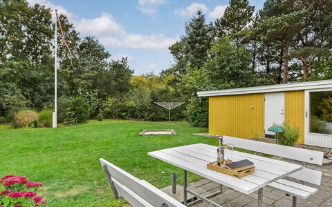 Arnelung - 1.9Km from the Sea: Arbuste, Design Urbain, Couverture De Sol, Brique, Appartement, Biens, Brickwork, Balcon, Aménagement Paysager