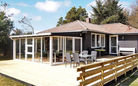 Dane - 500M from the Sea: Toit, Maison, Lot Terre, Domicile, Chalet, Biens, Batiments Jardin, Ombre, Cabane En Rondins, Aménagement Paysager