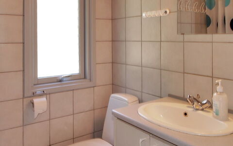 Dane - 500M from the Sea: Lavabo, Luminaire Plomberie, Salle De Bains, Évier, Mur, Design Intérieur, Sol, Sol, Robinet, Armoire De Toilette