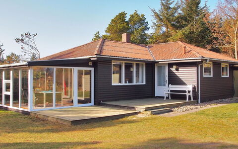 Dane - 500M from the Sea: Bâtiment, Fenêtre, Bois, Maison, Toit, Domicile, Chalet, Porche, Siding, Architecture