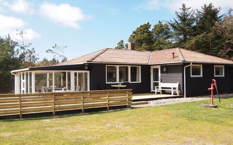 Dane - 500M from the Sea: Toit, Chalet, Domicile, Ombre, Siding, Ferme, Porche, Structure En Plein Air, Batiments Jardin