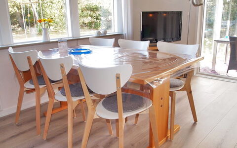 Dane - 500M from the Sea: Sol, Sol, Plafond, Design Intérieur, Comptoir, Cuisine, Cabinetry, Pièce, Principaux Appliance, Luminaire