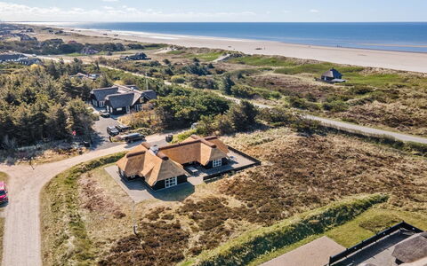 Rother - 100M from the Sea: Maison, Chalet, Toit, Batiments Jardin, Ombre, Cabanon, Arrière-Cour, Mobilier De Jardin, Cour, Pelouse