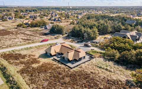Rother - 100M from the Sea: Maison, Chalet, Toit, Batiments Jardin, Ombre, Cabanon, Arrière-Cour, Mobilier De Jardin, Cour, Pelouse