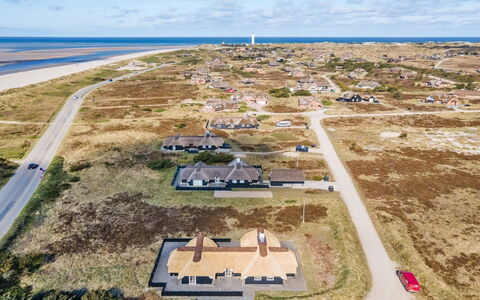 Rother - 100M from the Sea: Maison, Chalet, Toit, Batiments Jardin, Ombre, Cabanon, Arrière-Cour, Mobilier De Jardin, Cour, Pelouse