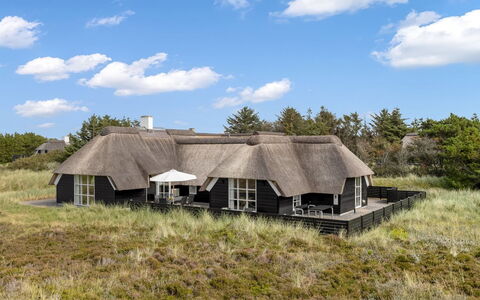 Rother - 100M from the Sea: Maison, Chalet, Toit, Batiments Jardin, Ombre, Cabanon, Arrière-Cour, Mobilier De Jardin, Cour, Pelouse