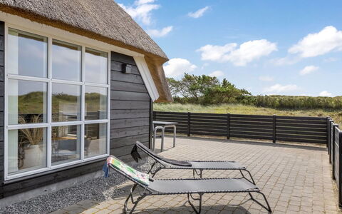 Rother - 100M from the Sea: Maison, Chalet, Toit, Batiments Jardin, Ombre, Cabanon, Arrière-Cour, Mobilier De Jardin, Cour, Pelouse
