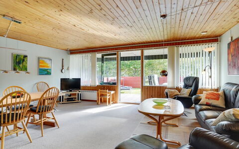 Aswaldi - 3.5Km from the Sea: Meubles, Design Intérieur, Sol, Bois, Plafond, Sol, Pièce, Canapé, Salon, Chaise