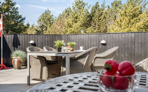 Rumena - 800M from the Sea: Toit, Chalet, Domicile, Ombre, Siding, Ferme, Porche, Structure En Plein Air, Batiments Jardin