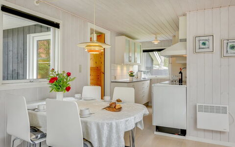Hildegarde - 900M from the Sea: Design Intérieur, Sol, Meubles, Bois, Plafond, Cuisine, Luminaire, Sol, Comptoir, Pièce