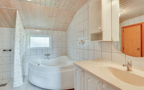 Hildegarde - 900M from the Sea: Luminaire Plomberie, Sol, Design Intérieur, Bois, Plafond, Sol, Salle De Bains, Évier, Lavabo, Baignoire