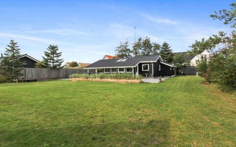 Hildegarde - 900M from the Sea: Bâtiment, Maison, Toit, Domicile, Zone Résidentielle, Architecture, Chalet, Lot Terre, Siding, Plaine