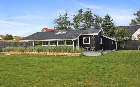 Hildegarde - 900M from the Sea: Bâtiment, Toit, Maison, Domicile, Zone Résidentielle, Chalet, Siding, Pelouse, Biens, Ferme