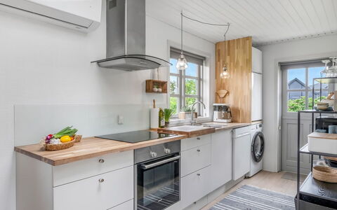 Agni - 800M from the Sea: Cuisine, Appareil De Cuisine, Comptoir, Sol, Cabinetry, Bois, Principaux Appliance, Meubles, Design Intérieur, Électroménager