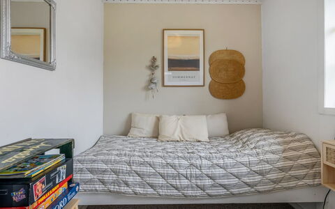 Agni - 800M from the Sea: Lit, Meubles, Chambre, Design Intérieur, Literie, Mur, Drap De Lit, Bois, Linge, Sol