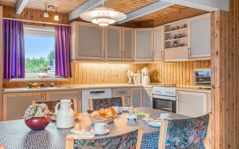 Urda - 1Km from the Sea: Design Intérieur, Bois, Plafond, Meubles, Sol, Éclairage, Cuisine, Luminaire, Domicile, Sol
