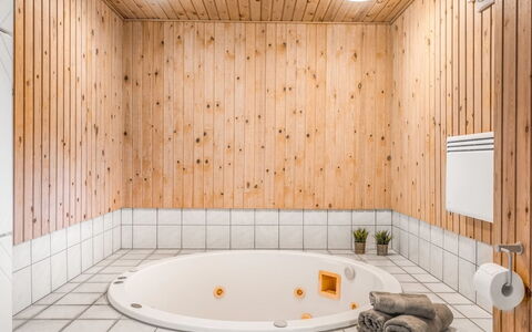 Urda - 1Km from the Sea: Sol, Design Intérieur, Luminaire Plomberie, Salle De Bains, Baignoire, Sol, Plomberie, Pièce, Robinet, Plafond