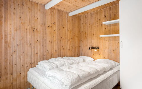 Urda - 1Km from the Sea: Chambre, Bois, Lit, Design Intérieur, Plafond, Drap De Lit, Literie, Sol, Sol, Éclairage