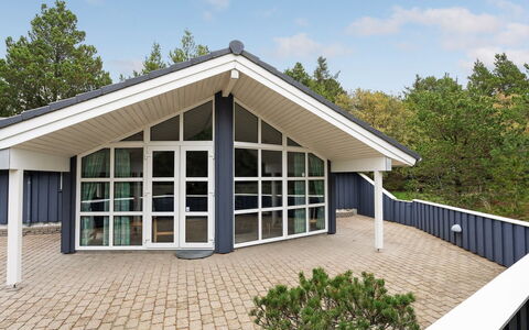 Guththorm - 600M from the Sea: Chalet, Jardin, Siding, Batiments Jardin, Ombre, Cour, Arrière-Cour, Pelouse, Ferme, Aménagement Paysager