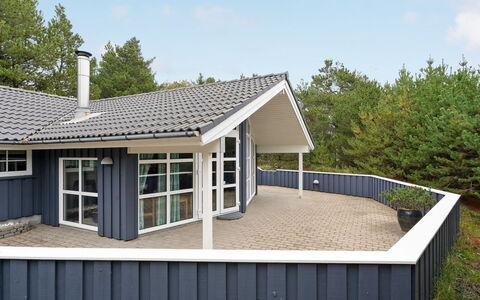 Guththorm - 600M from the Sea: Chalet, Jardin, Siding, Batiments Jardin, Ombre, Cour, Arrière-Cour, Pelouse, Ferme, Aménagement Paysager