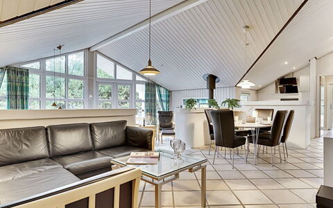 Guththorm - 600M from the Sea: Plafond, Design Intérieur, Canapé, Meubles, Sol, Sol, Salon, Luminaire, Chaise