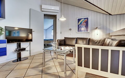 Guththorm - 600M from the Sea: Design Intérieur, Meubles, Sol, Plafond, Sol, Canapé, Pièce, Éclairage, Salon, Appartement
