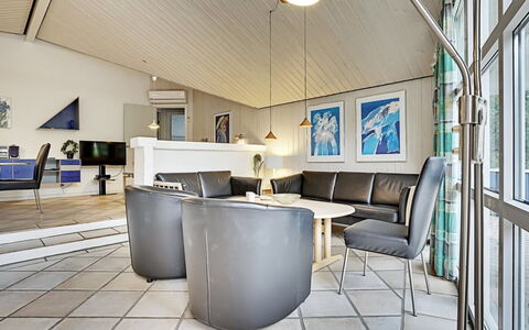 Guththorm - 600M from the Sea: Meubles, Design Intérieur, Sol, Canapé, Plafond, Sol, Salon, Éclairage, Chaise