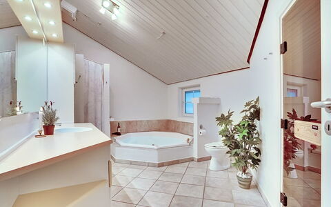 Guththorm - 600M from the Sea: Design Intérieur, Plafond, Sol, Sol, Luminaire Plomberie, Pièce, Luminaire, Baignoire, Plomberie, Salle De Bains