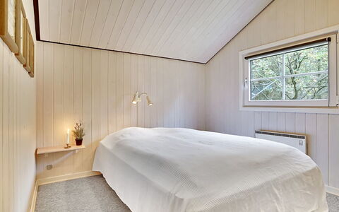 Guththorm - 600M from the Sea: Bois, Plafond, Sol, Sol, Design Intérieur, Chambre, Domicile, Pièce, Lit, Luminaire
