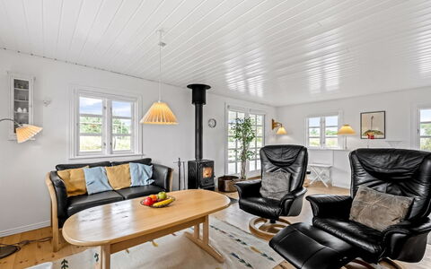 Dortea - 600M from the Sea: Meubles, Bois, Design Intérieur, Plafond, Sol, Parquet, Domicile, Sol, Éclairage, Salon