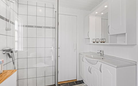 Dortea - 600M from the Sea: Sol, Luminaire Plomberie, Sol, Évier, Lavabo, Design Intérieur, Armoire De Toilette, Salle De Bains, Robinet, Plomberie