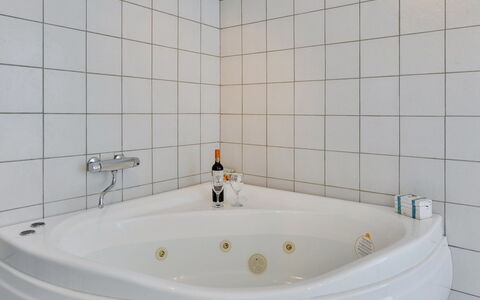 Jess - from the Sea: Salle De Bains, Luminaire Plomberie, Baignoire, Design Intérieur, Sol, Sol, Robinet, Plomberie, Composite, Pièce