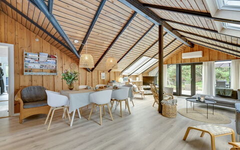 Sidse - 400M from the Sea: Herbe, Maison, Toit, Domicile, Chalet, Arbuste, Lot Terre, Zone Rurale, Ferme, Couverture De Sol