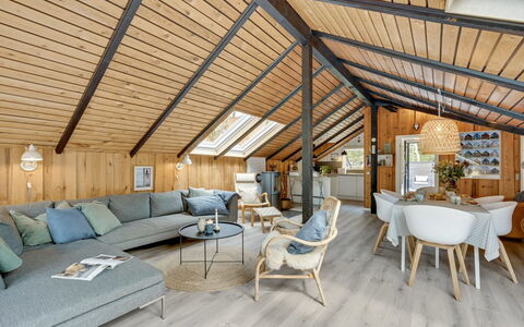 Sidse - 400M from the Sea: Herbe, Maison, Toit, Domicile, Chalet, Arbuste, Lot Terre, Zone Rurale, Ferme, Couverture De Sol
