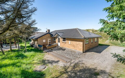 Ewy - 300M from the Sea: Maison, Domicile, Toit, Chalet, Arbuste, Siding, Porte, Jardin, Ferme
