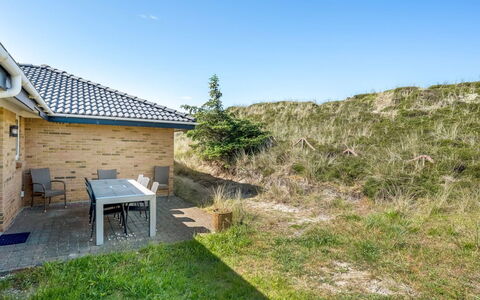 Ewy - 300M from the Sea: Maison, Domicile, Toit, Chalet, Arbuste, Siding, Porte, Jardin, Ferme