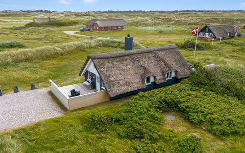 Hen - 400M from the Sea: Chalet, Jardin, Siding, Batiments Jardin, Ombre, Cour, Arrière-Cour, Pelouse, Ferme, Aménagement Paysager