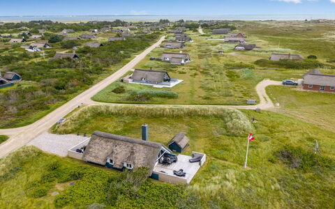 Hen - 400M from the Sea: Chalet, Jardin, Siding, Batiments Jardin, Ombre, Cour, Arrière-Cour, Pelouse, Ferme, Aménagement Paysager
